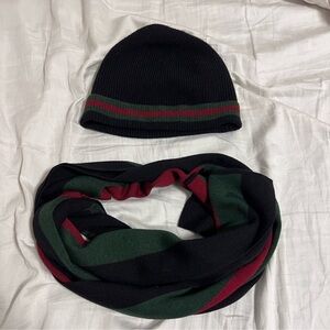 Stylish Black and Green Beanie and Scarf Set